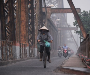 Người Hà Nội khổ sở khi thành phố chìm trong sương mù dày đặc vào sáng sớm