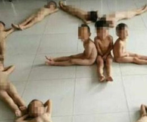 Quái đản: Hàng chục trẻ mẫu giáo bị bắt cởi truồng chụp ảnh