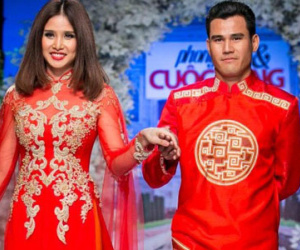 Cầu thủ Phan Thanh Bình hôn vợ say đắm trên sàn catwalk