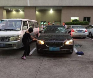 Chồng ngoại tình, vợ đập nát xe BMW trong 20 phút