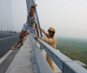 Hà Nội: CSGT ngăn nam thanh niên định nhảy cầu tự vẫn
