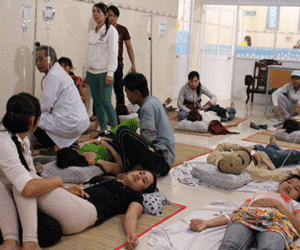 Hàng trăm công nhân nhập viện sau bữa ăn trưa tại công ty