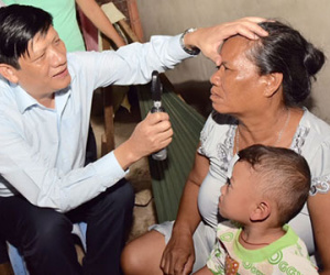 Hàng trăm nông dân trồng hành bị mù mắt