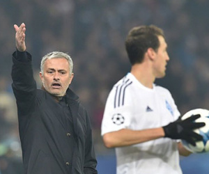 HLV Mourinho chê trọng tài yếu kém và thơ ngây