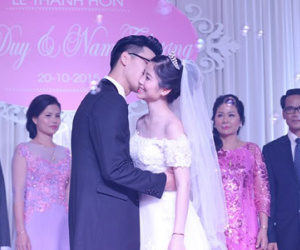 Hot boy "đẹp trai nhiều đứa yêu" hôn vợ tình tứ tại lễ cưới