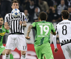 Juventus chia điểm trên sân nhà, bị Man City đuổi sát