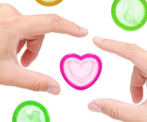 Sai lầm phổ biến khi dùng bao cao su cả nam và nữ đều mắc phải