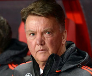 Van Gaal chê Martial ngu ngốc khi để M.U bị thổi phạt đền