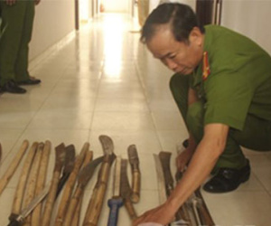 Cảnh sát ngăn chặn 50 thanh niên vác mã tấu đi chém người