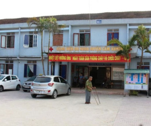 Chống nạnh khám bệnh, bác sĩ bị trừ lương