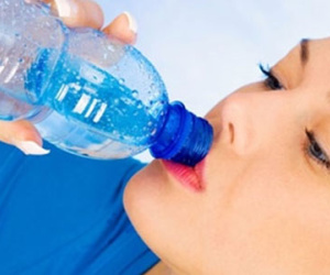 Dừng khẩn cấp quy tắc uống 2 lít nước mỗi ngày