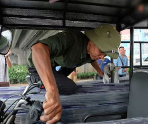 Hà Nội: Bị CSGT kiểm tra, tài xế ba gác lồm cồm chui từ trong xe ra ngoài