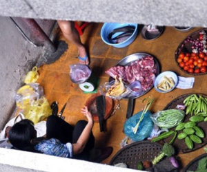 Họp chợ sầm uất giữa hành lang chung cư ở TP.HCM