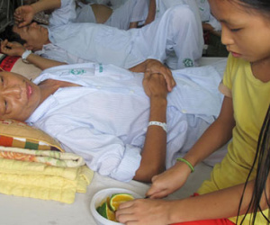 Mẹ tâm thần, bé gái 9 tuổi một mình nuôi bố nằm viện