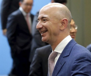 Ông chủ Amazon thành người giàu thứ 3 Mỹ chỉ sau 1 tiếng