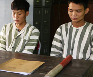 Tấn công chiến sĩ quân đội, cướp... gậy hỗ trợ