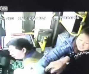 Clip: Tài xế ngất xỉu, nam thanh niên cứu 20 hành khách