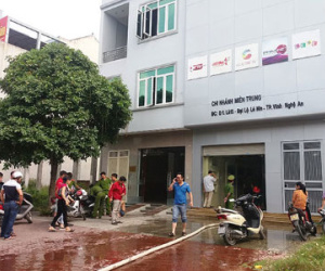 Đục tường để dập lửa cháy tòa nhà VTVcab Nghệ An
