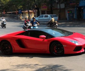 Lamborghini mui trần 24,5 tỷ lăn bánh trên phố Việt