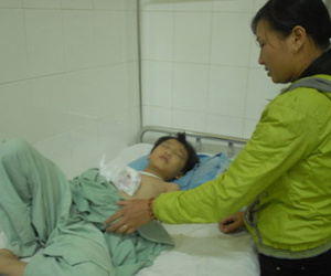Sạc đèn pin phát nổ phá nát bàn tay bé trai 8 tuổi