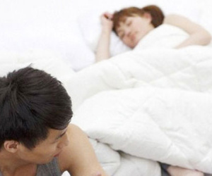 Chồng mất hứng vì vợ hồn nhiên... cởi đồ