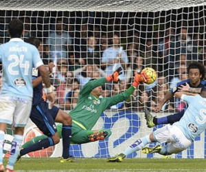 Navas tỏa sáng che lấp Ronaldo, Real chễm chệ trên đỉnh bảng