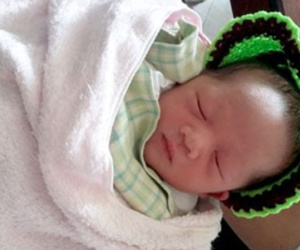 Bé trai sơ sinh còn nguyên dây rốn bị bỏ rơi trên băng đá