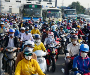 Đầu tuần nghẹt thở vì bụi, kẹt xe trên Xa lộ Hà Nội