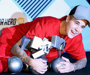 Justin Bieber càn quét MTV EMA, vượt mặt Eminem