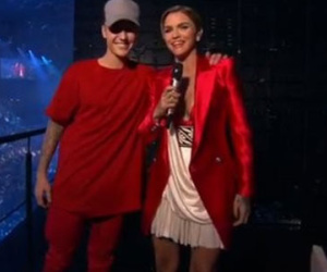 MC của EMA 2015 mặc áo đôi với Justin Bieber trên sân khấu