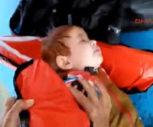 Ngư dân Thổ Nhĩ Kỳ cứu sống bé trai di cư trôi dạt trên biển