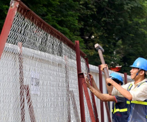 Phá lô cốt, thu hẹp rào chắn chống ùn tắc ở Hà Nội