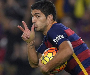 Suarez lập hat-trick, Barca buộc Real chia sẻ ngôi đầu