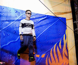 Thanh niên đeo kính đen lơ lửng giữa phố Tây trong đêm