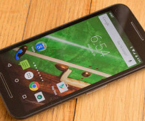 5 smartphone chống nước "giá mềm" nhất