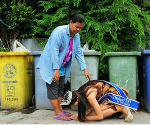 Hoa hậu chuyển giới Thái Lan quỳ lạy trước vựa ve chai của mẹ sau khi đăng quang