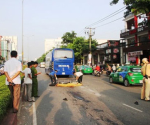 Người đàn ông bị ô tô kéo lê hơn 15 m chết tại chỗ