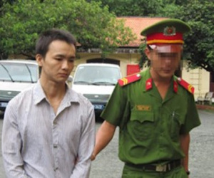 Nghiện " phim đen" chú xâm hại cháu gái