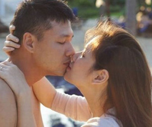 Những nụ hôn công khai gây "bão" của sao Việt