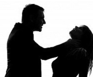 Xông vào nhà khống chế, siết cổ bà bầu để cướp tiền