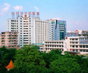 Bé sơ sinh sống sót sau khi bị mẹ ném qua cửa sổ bệnh viện