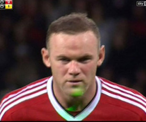 Rooney bị chiếu tia laser trước khi sút hỏng 11 m