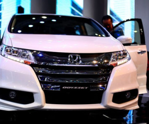 Xe gia đình cỡ lớn Honda Odyssey 2016 gần 2 tỷ tại Việt Nam