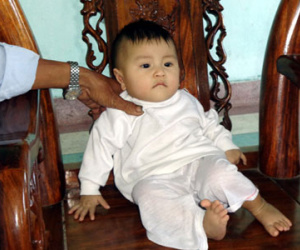 Bé gái 7 tháng trong thùng xốp đã có gia đình mới
