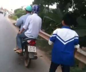 Clip: Bố xích con trai vào xe máy rồi kéo về nhà vì tội... mê game