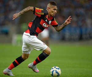 Fan cuồng Peru cởi đồ động viên Paolo Guerrero