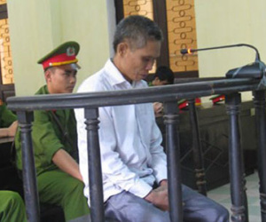 Giận con, cầm dao đâm chết vợ