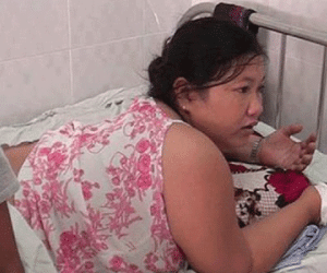 Khởi tố người mẹ dùng xăng đốt con