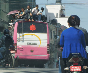 Nepal thiếu xăng...Trung Quốc tranh thủ