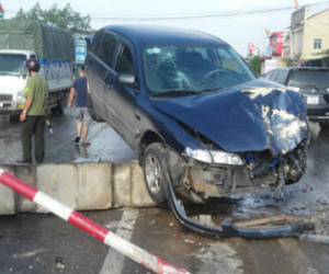 5 người thoát nạn khi ôtô lao lên dải phân cách